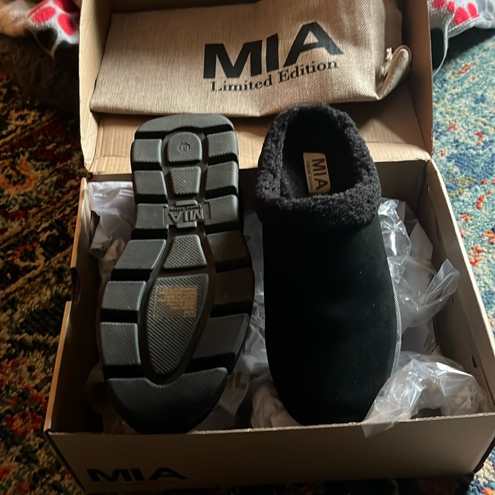 Mia Aric Black outdoor clogs